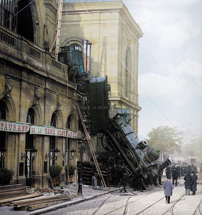 In 1895 In Paris, An Express Train Overruns A Buffer Stop, Crosses More Than 30 Meters Of Concourse Before Plummeting Through A Window At Gare Montparnasse