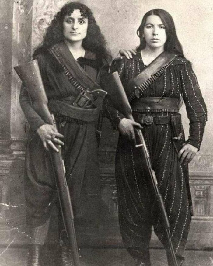 Dos mujeres armenias posando junto a sus rifles antes de ir a la batalla contra los otomanos, 1895