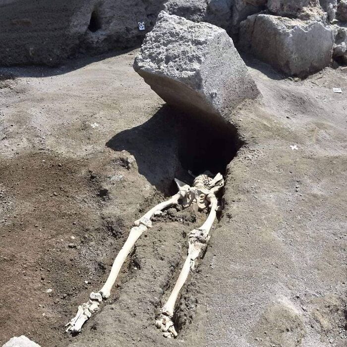 Este es el esqueleto de un hombre romano que murió por el golpe de una piedra que fue despedida por los aires a causa de la erupción del monte Vesubio hace unos 2.000 años. Fue descubierto en mayo de 2018