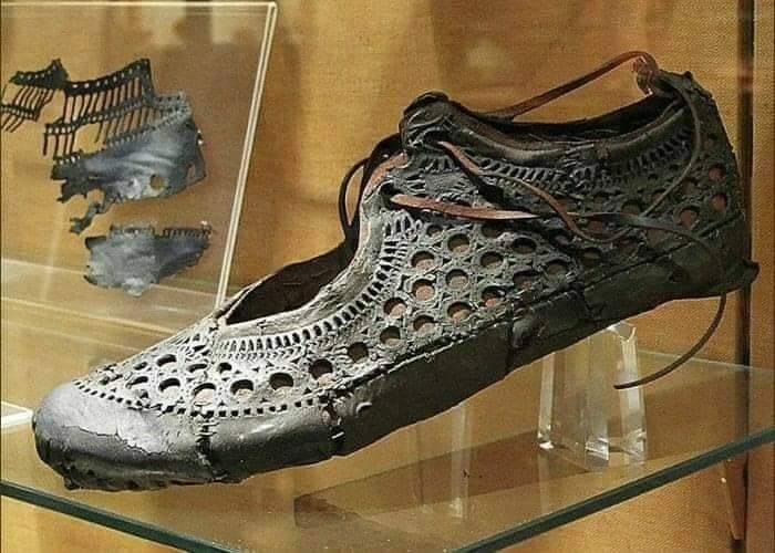  Remarkable 2000 Year Old Ladies Shoe Found In A Well Amongst The Ruins Of A Roman Fort Archaeological Dig In Germany...!!