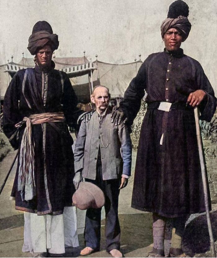  Dos guardias del Delhi Durbar junto a James Ricalton, un fotógrafo estadounidense que visitó la India en 1903