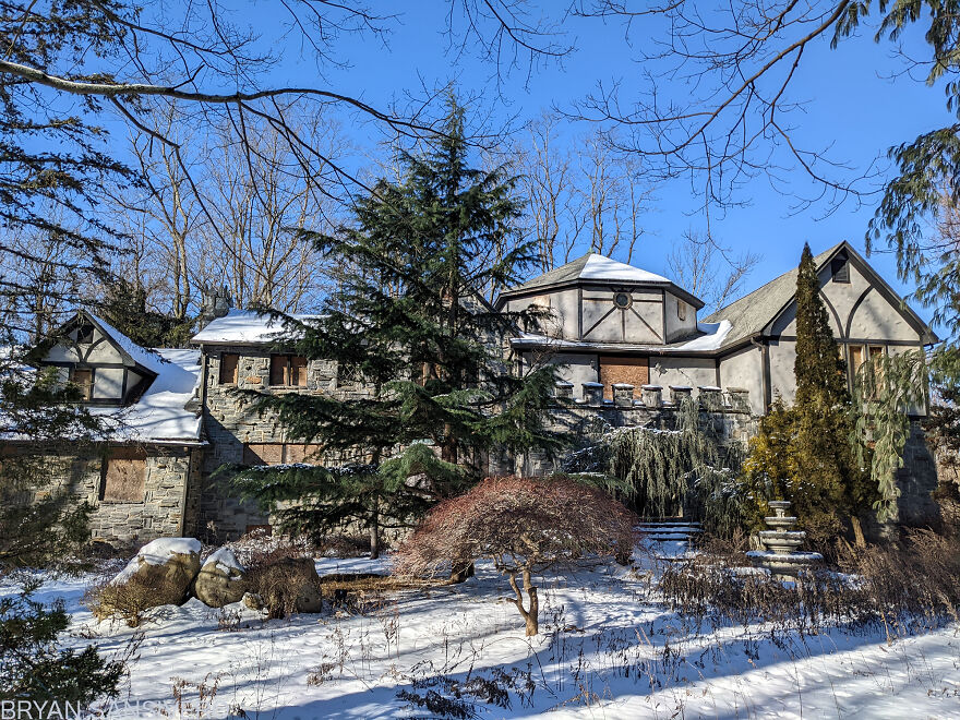 I Discovered An Abandoned $2.5 Million Mansion That Was Burned In A Fire With Everything Left Behind (22 Pics) I Discovered An Abandoned $2.5 Million Mansion That Was Burned In A Fire With Everything Left Behind (22 Pics)