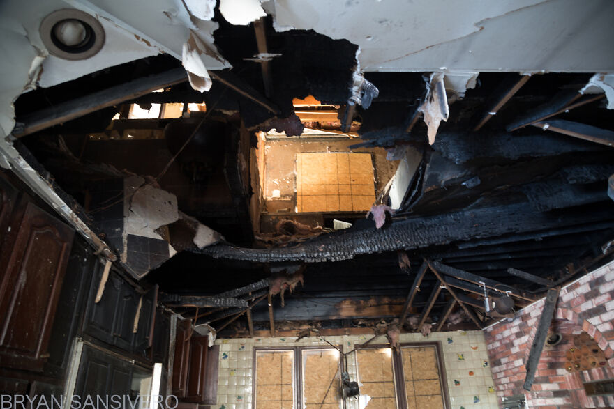 Encontré una mansión de 2,5$ millones abandonada en la que hubo un incendio y se dejó todo atrás (22 fotos)