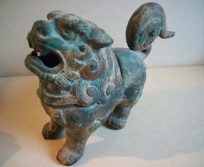 Es un quemador de incienso de Perro Foo de hierro fundido, de finales de la Dinastía Qing (China). Aproximadamente 130 años de antigüedad