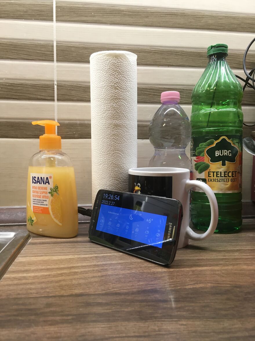 I Made An App To Re-Use Old Phones/Tablets As Information Displays