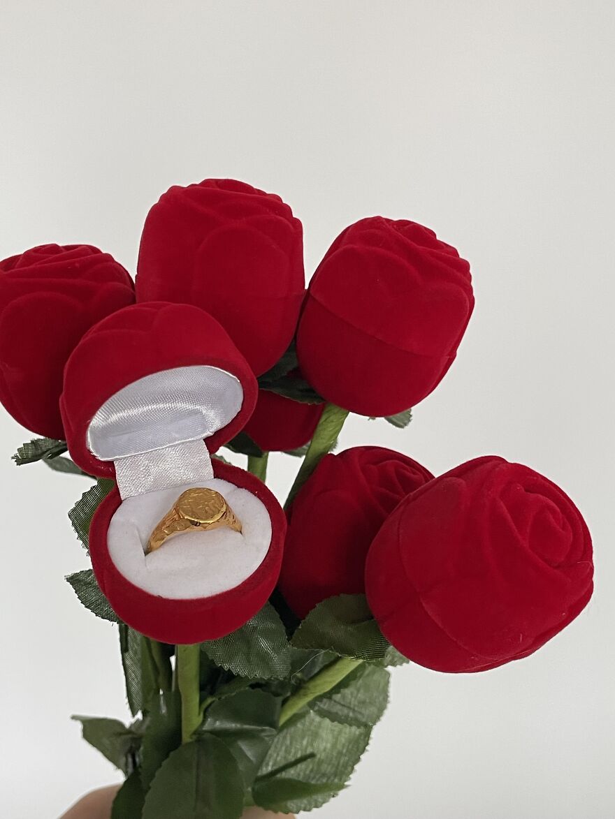 I've Packed My Jewelry Into Roses And Sold Them In The Soviet Flower Market (14 Pics) I've Packed My Jewelry Into Roses And Sold Them In The Soviet Flower Market (14 Pics)