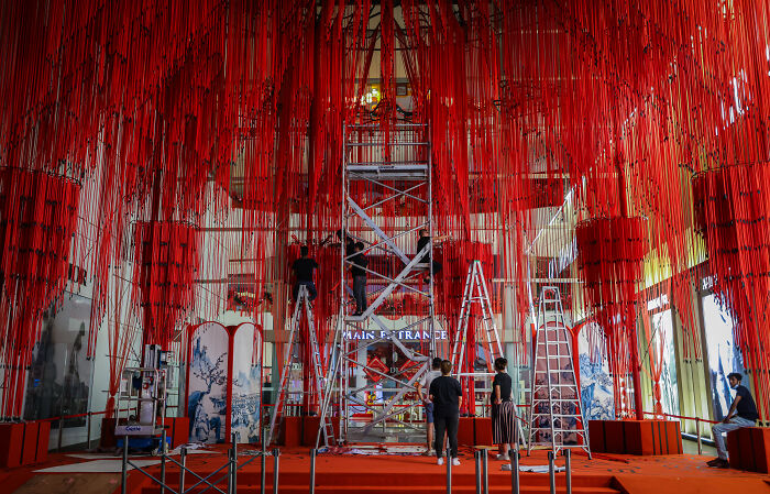 "Memory Veil": 10,000 Strands Of Red String Beads Art Installation (20 Pics)