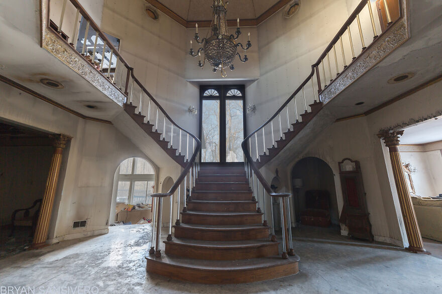 I Discovered An Abandoned $2.5 Million Mansion That Was Burned In A Fire With Everything Left Behind (22 Pics) I Discovered An Abandoned $2.5 Million Mansion That Was Burned In A Fire With Everything Left Behind (22 Pics)