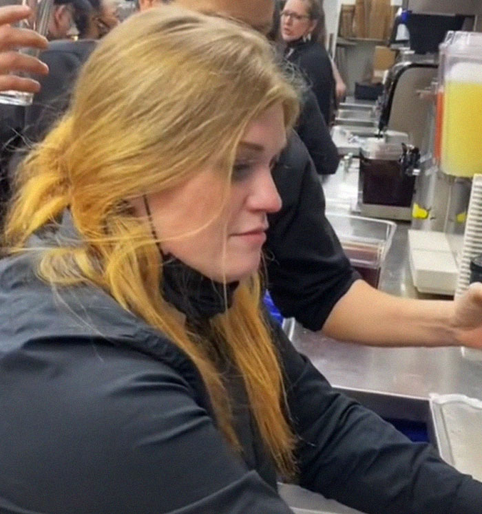 'Pet Peeves As A Server': Restaurant Employees Reveal What Annoys Them The Most 'Pet Peeves As A Server': Restaurant Employees Reveal What Annoys Them The Most