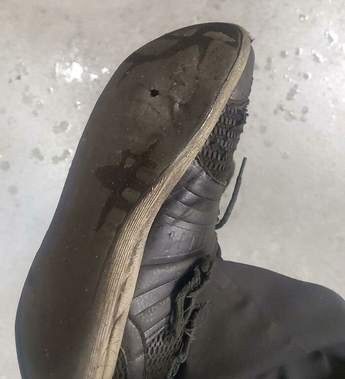 Descubrí que mis zapatos tienen un agujero... en el lavabo del trabajo