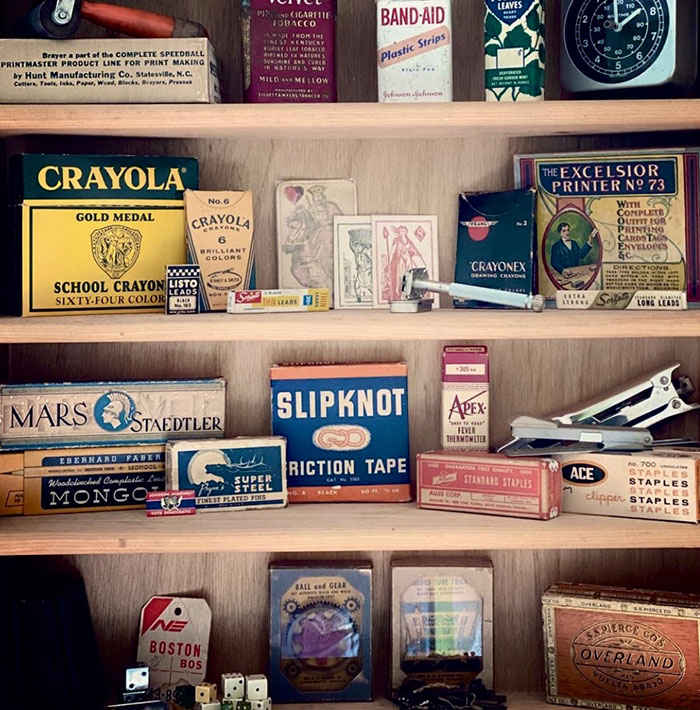 Toda una estantería entera de objetos vintage