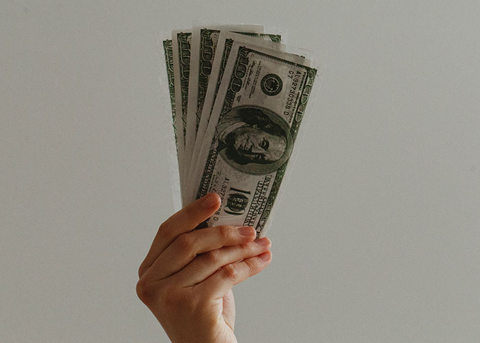 Guy Gets A Higher Paying Job, Old Company Expects To Keep Him By Offering Less Money Guy Gets A Higher Paying Job, Old Company Expects To Keep Him By Offering Less Money