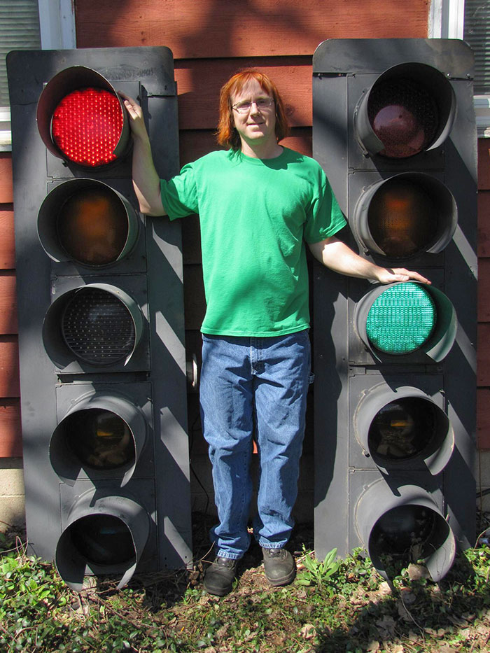 Me Demonstrating How Big Traffic Signals Actually Are