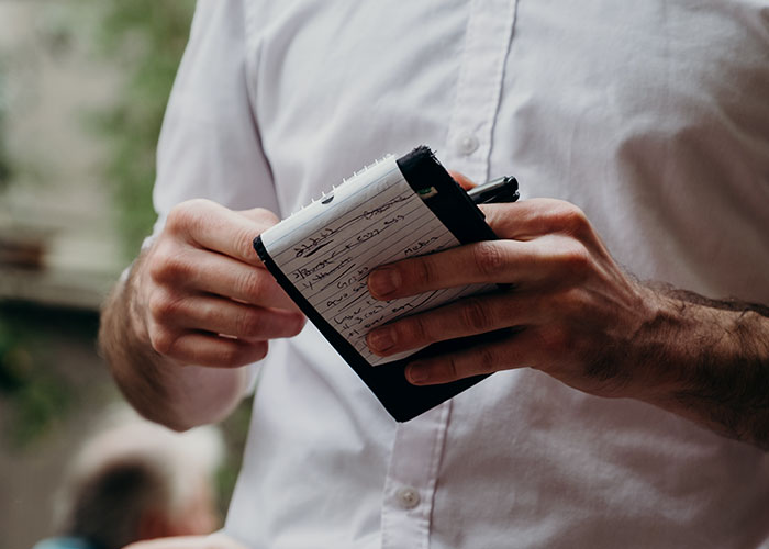 Waiter Wants To "Protect" Woman's Slim Figure, Swaps Her Order For Chicken Waiter Wants To "Protect" Woman's Slim Figure, Swaps Her Order For Chicken