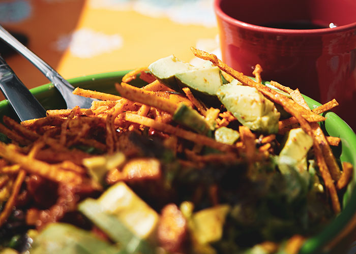 Waiter Wants To "Protect" Woman's Slim Figure, Swaps Her Order For Chicken Waiter Wants To "Protect" Woman's Slim Figure, Swaps Her Order For Chicken