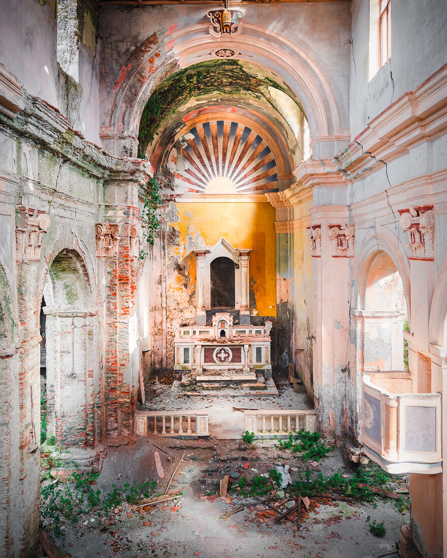100 Photos Show The Decline Of The Church In Italy