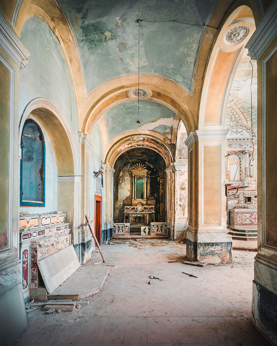 100 Photos Show The Decline Of The Church In Italy