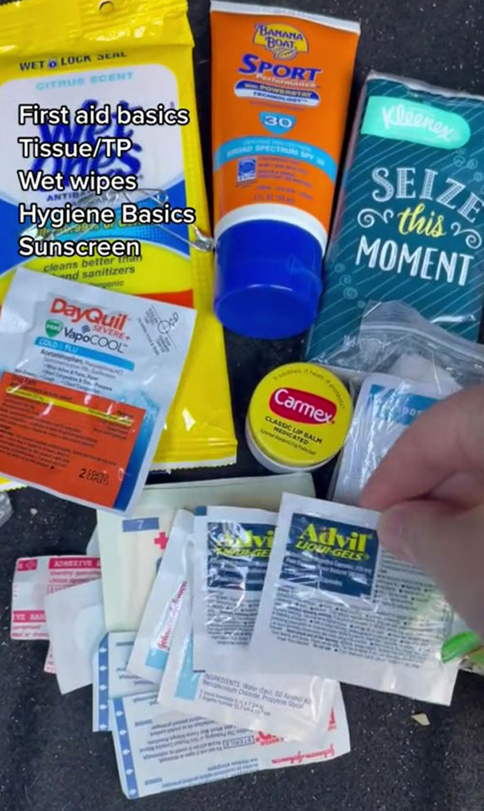 This Woman Has An Emergency “Get Home” Bag She Keeps In Her Car, And Here Are The 26 Items She Keeps Inside