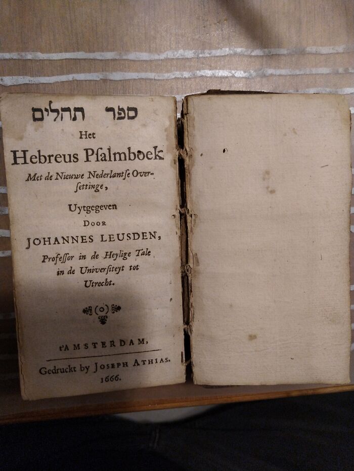 Libro de salmos en holandés y hebreo de 1666. Mi amigo anticuario dice que vale 20 dólares