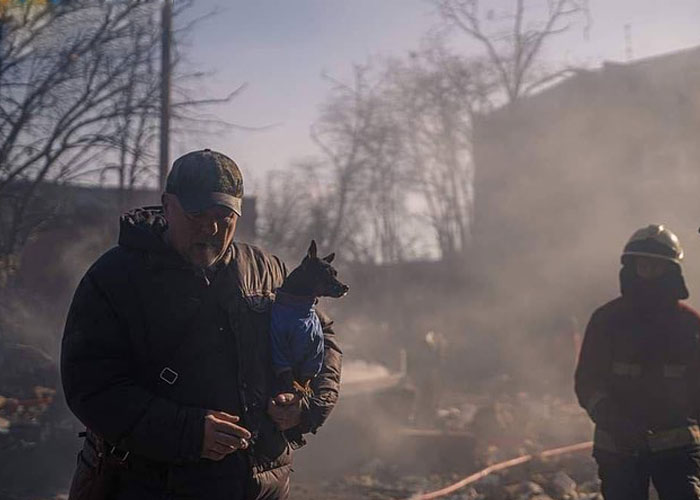 Esta mujer carga con su gato mientras lo consuela ante el sonido de las alarmas de ataque aéreo en Kyiv, Ucrania