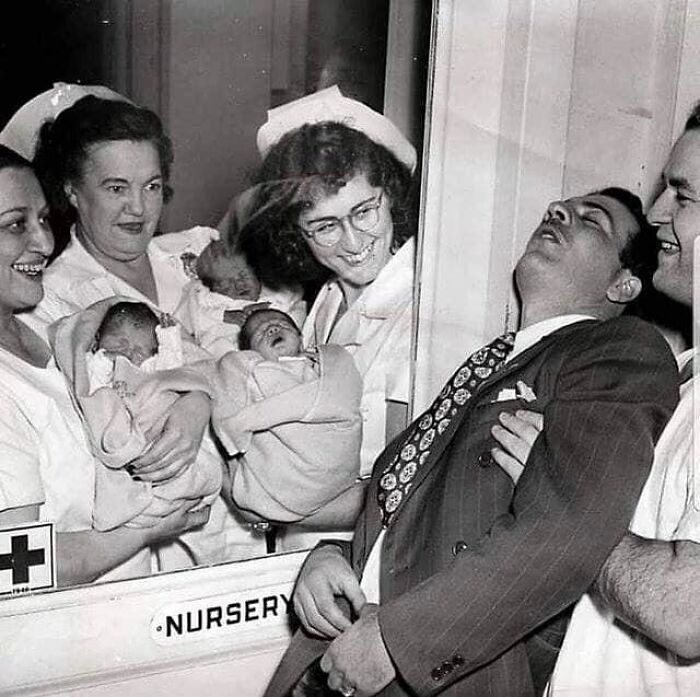 Las enfermeras muestran a los trillizos recién nacidos a su sorprendido padre en un hospital de Nueva York en 1946. Fotografía de Keystone-France