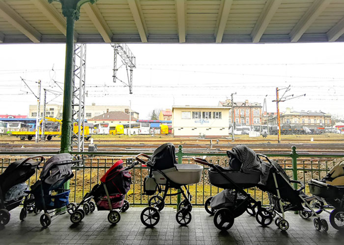 Polish Parents Leave Baby Strollers For Arriving Ukrainian Refugees As An Act Of Solidarity Polish Parents Leave Baby Strollers For Arriving Ukrainian Refugees As An Act Of Solidarity