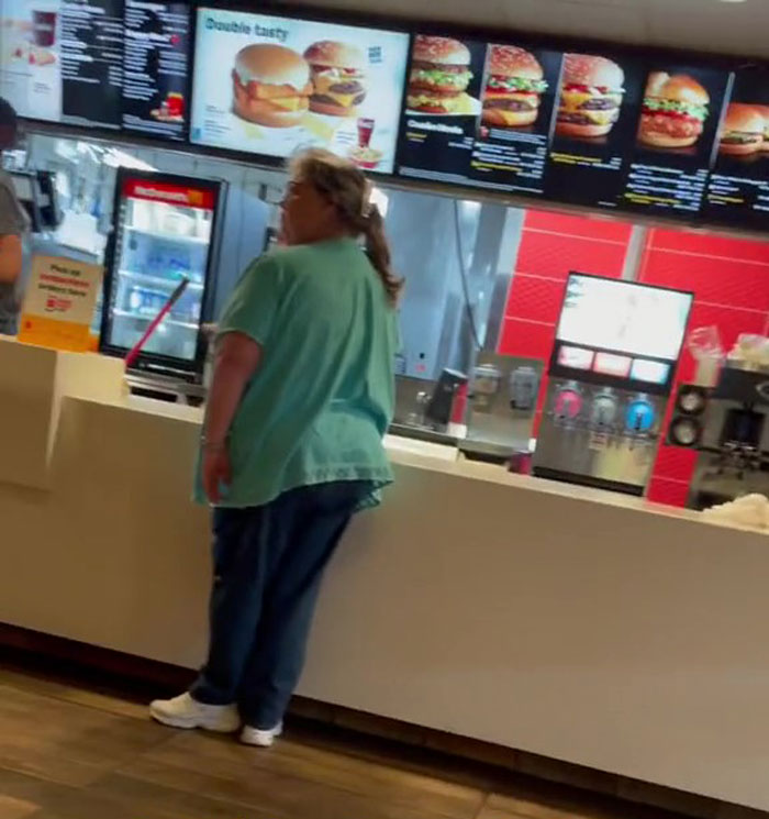 “I’m So Tired Of People Like You”: Man Can’t Stand In Silence Hearing A Karen Insulting McDonald’s Employees And Steps In “I’m So Tired Of People Like You”: Man Can’t Stand In Silence Hearing A Karen Insulting McDonald’s Employees And Steps In