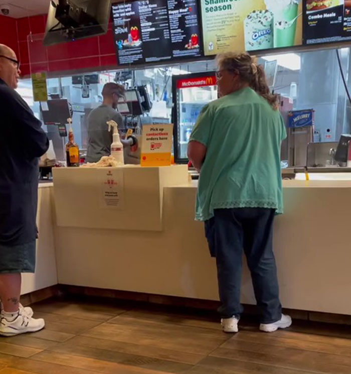 "Estoy harto de gente como tú": Este hombre no puede quedarse a un lado al escuchar a una Karen insultando a los empleados de McDonald's