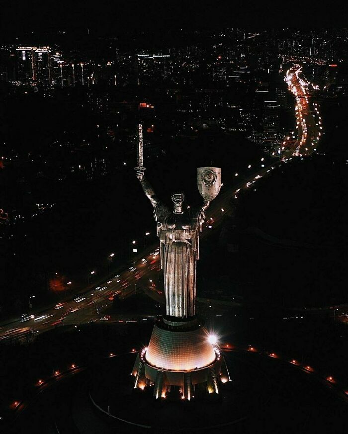 Monumento a la patria en Kyiv. Mide 102 metros de alto y en su interior hay un museo sobre la 2ª Guerra Mundial