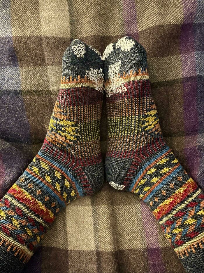 Mis calcetines de lana favoritos seguían teniendo la parte superior perfecta pero se adelgazaban en la parte inferior, así que los remendé