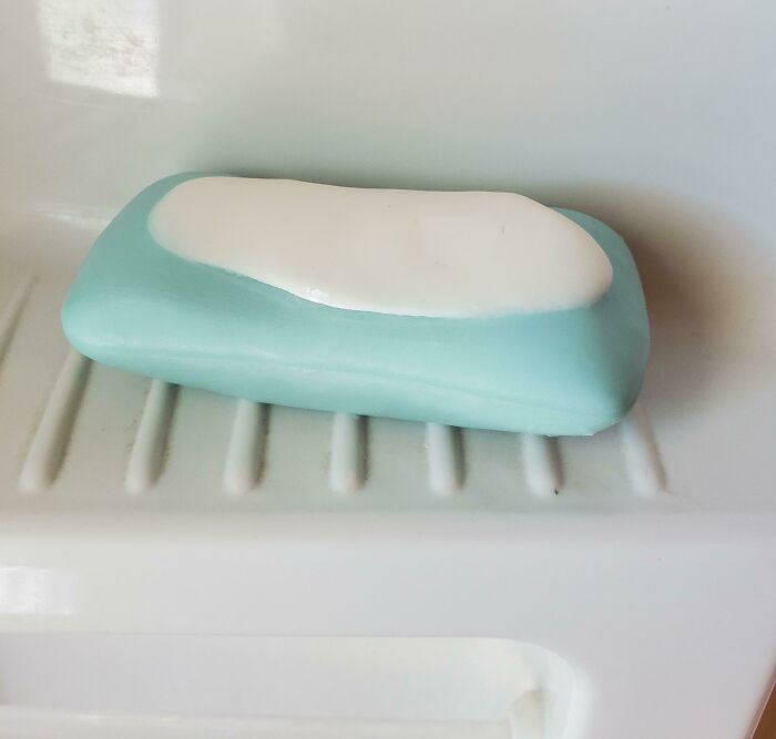 Cuando tu barra de jabón se vuelva muy delgada, puedes usarla hasta el final presionándola sobre la siguiente barra cuando esté mojada y dejándola secar