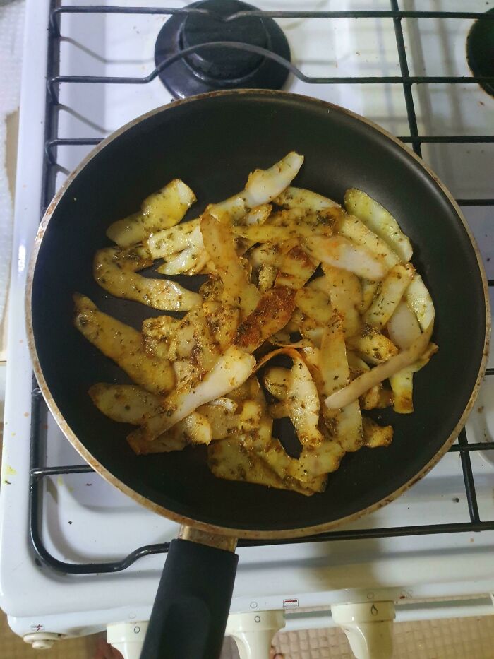 Instead Of Throwing Out Your Potato Peel, Fry It Up With Some Curry Powder, Mixed Herbs And Olive Oil
