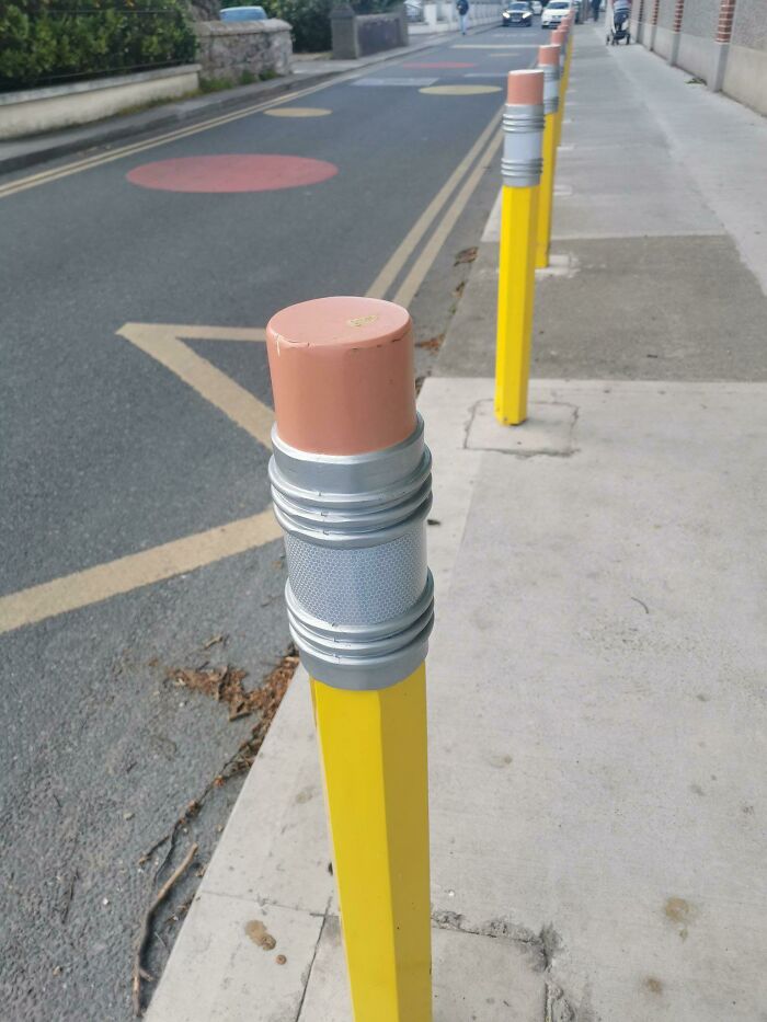 Bolardos en forma de lápices en el exterior de una escuela en Londres
