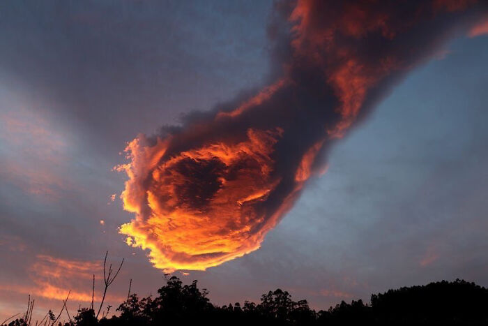 This Cloud Formation Appeared In The Skies Above Portugal In 2016. It Has Been Dubbed The "Hand Of God"