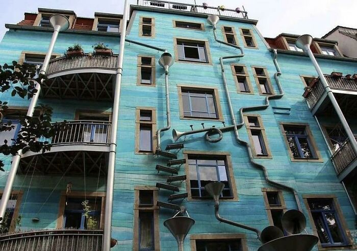 Este es el "Neustadt Kunsthofpassage", un edificio en Alemania que toca música cuando llueve