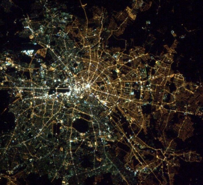 Desde el espacio, todavía se puede ver la frontera entre Berlín Oriental y Occidental debido a los diferentes tipos de luces utilizados en las regiones