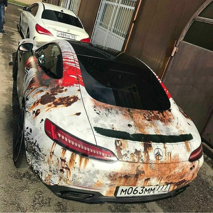 Este Mercedes con oxidado falso