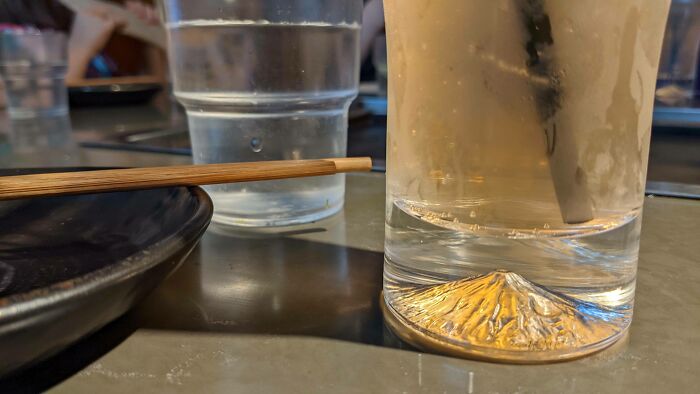 Un restaurante japonés tiene un pequeño monte Fuji en la base de sus vasos