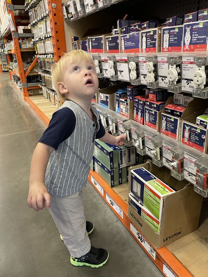 Mi hijo pensó que este interruptor de luz controlaría las luces de la tienda