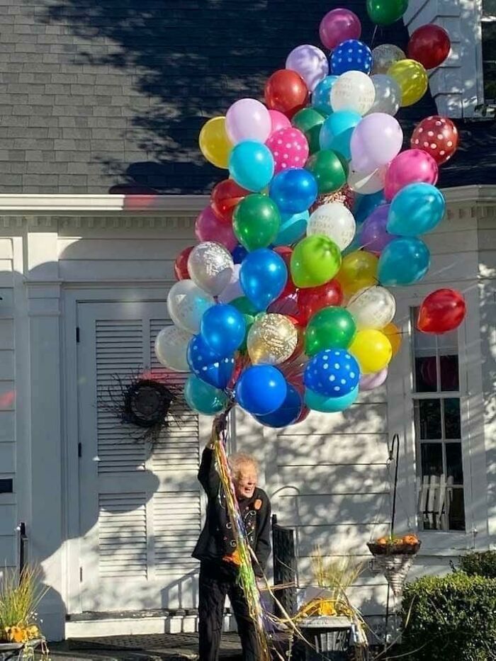 Nuestra vecina Betty acaba de cumplir 100 años. Tenemos sus globos