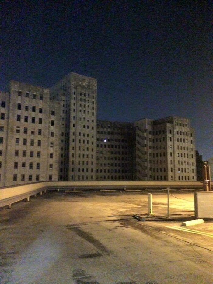 Este hospital abandonado tuvo un visitante anoche