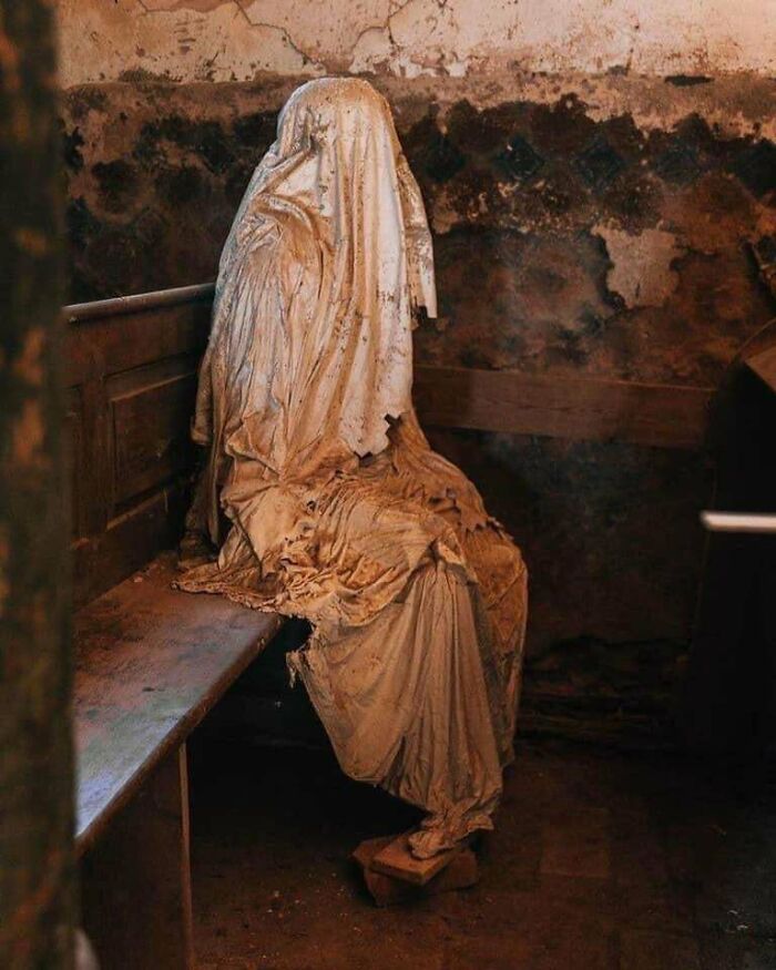 Iglesia abandonada en un pueblo checo, llena de esculturas fantasma de los parroquianos que fallecieron allí