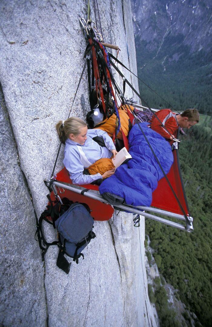 Escaladores descansando en la ladera de la montaña en Yosemite