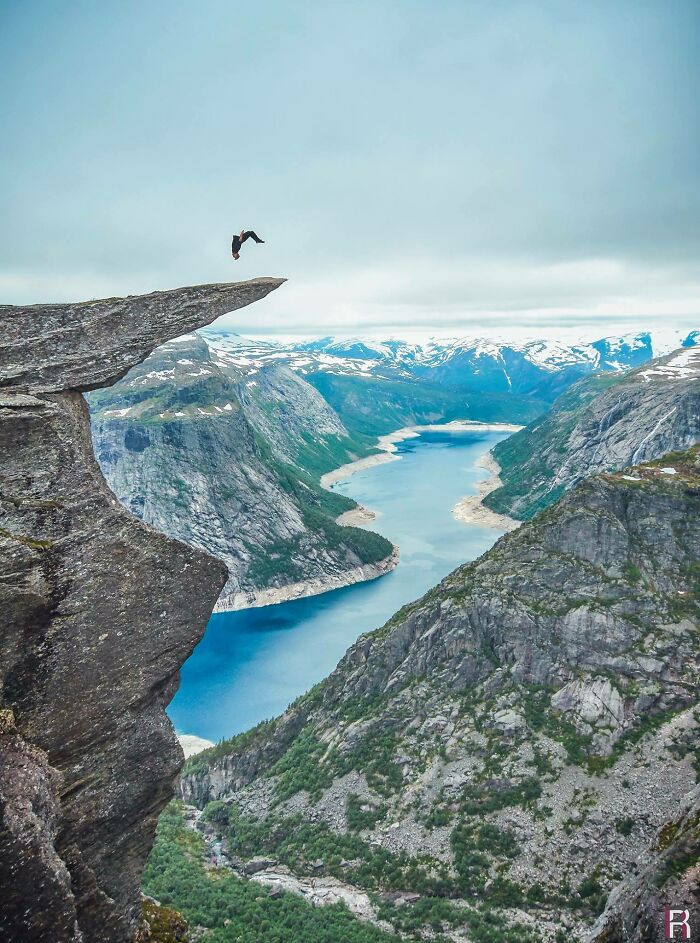 Haciendo un salto hacia atrás en Trolltunga, Noruega