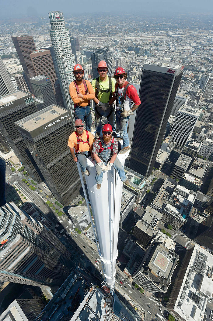 Cinco hombres en la torre Wilshire Grand Center, Los Ángeles