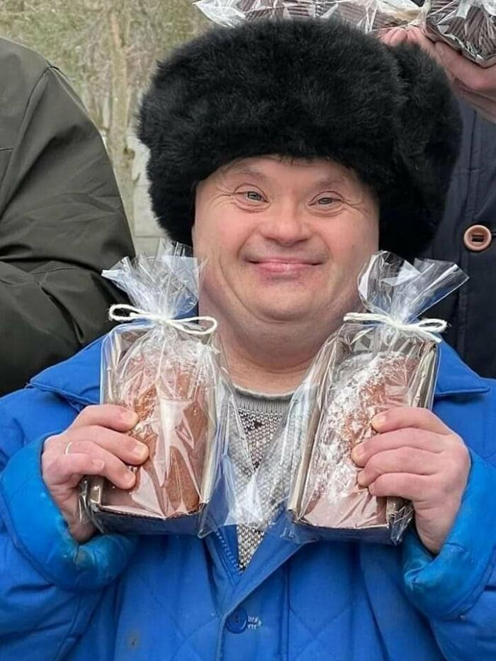 Un ucraniano con síndrome de Down hace pan para alimentar a los soldados ucranianos que luchan en la guerra