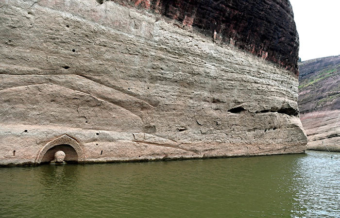 Después de que una compañía de construcción causara que el nivel esta reserva de agua bajara más de 3 metros, se encontró una escultura de Buda de hace 600 años