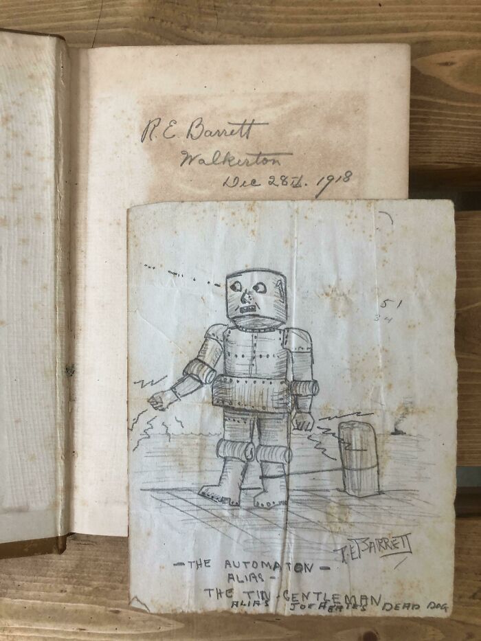 Dibujo de un robot en un libro de química en 1918