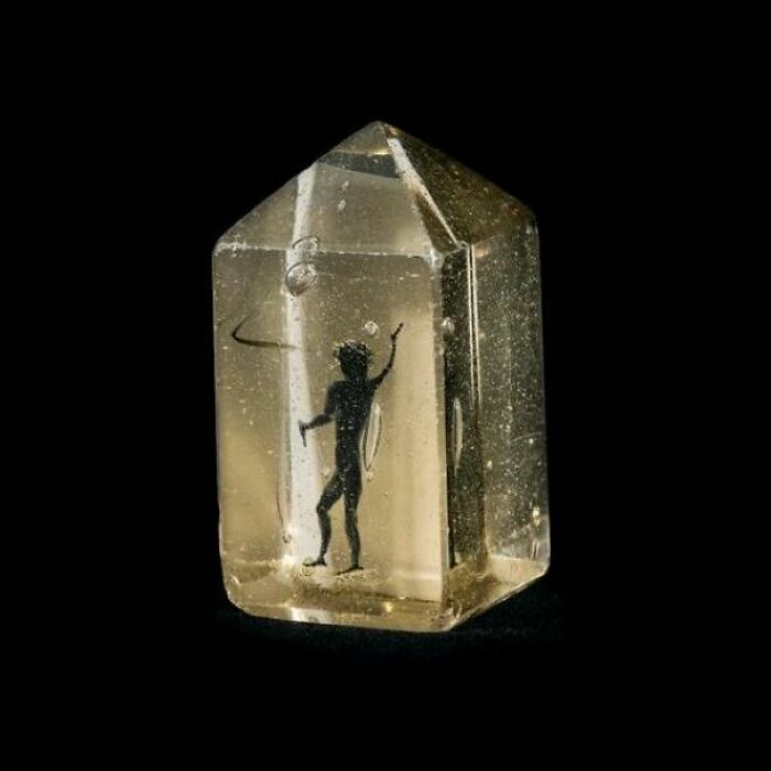 Un demonio pequeño vitrificado en un prisma de cristal