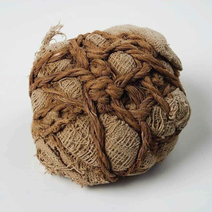 ¿Están listos para llorar? Hace alrededor de 4.500 años, unos padres egipcios pusieron esta pelota dentro de la tumba de su hijo para que el niño tuviera algo con lo que jugar en el más allá